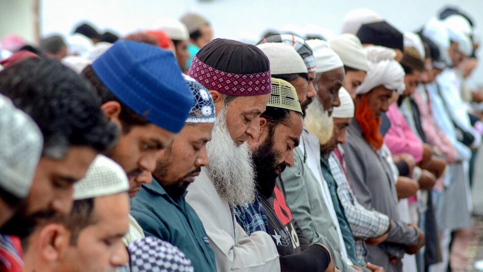 केरल, कश्मीर और लद्दाख में आज ही मनाई जा रही ईद, जानें बाकी राज्यों में कब मनाई जाएगी ईद - Eid Celebrated In Kerala, Kashmir and Ladakh Eid Namaz Time When Is