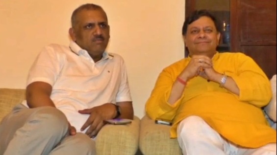 कानपुर: सपा विधायक (सफेद टीशर्ट में) और कांग्रेस प्रत्याशी (पीले कुर्ते में) 