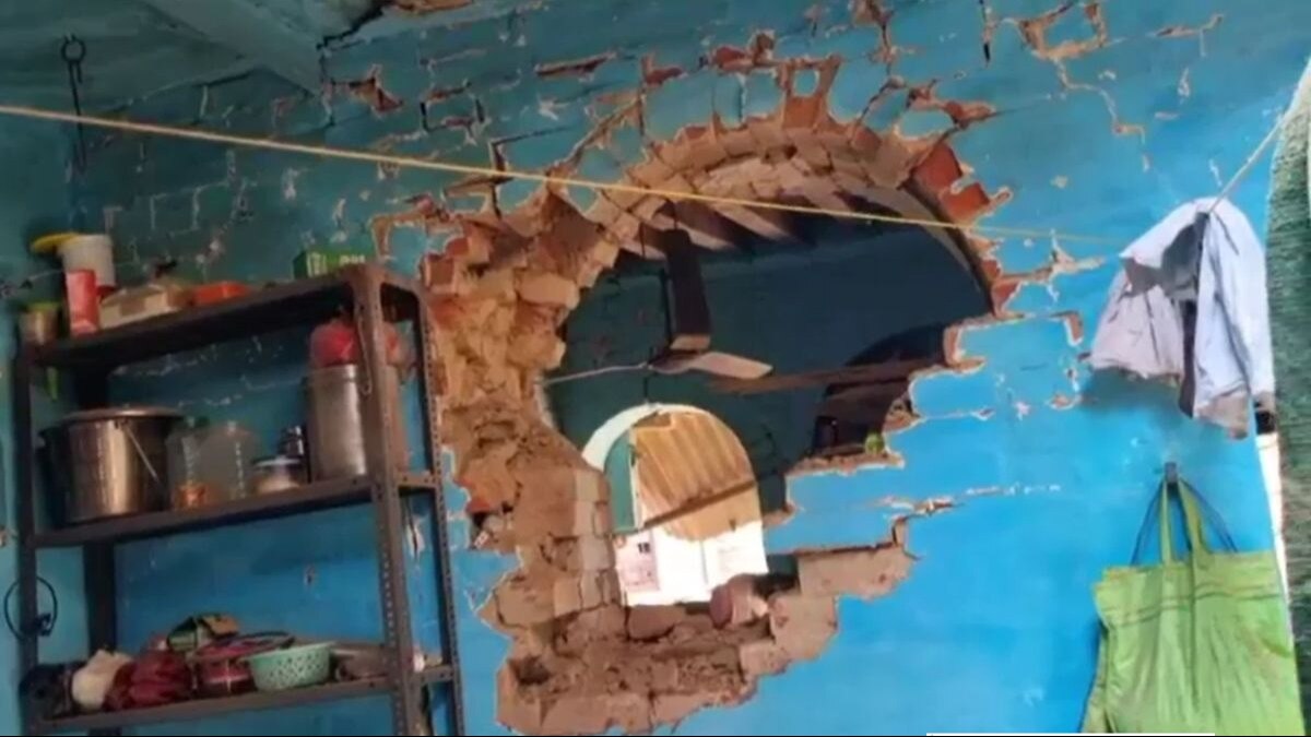 विस्फोट से उखड़ी दीवार.