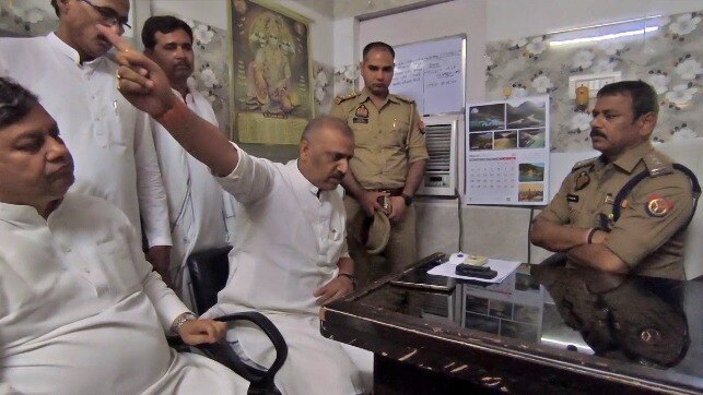 कानपुर: थाने में सपा नेता की पुलिस से बहस 