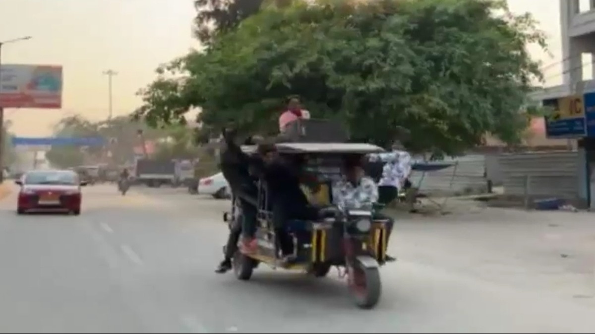 हापुड़ में ई-रिक्शा में धमाल करते हुए रील बना रहे युवा.