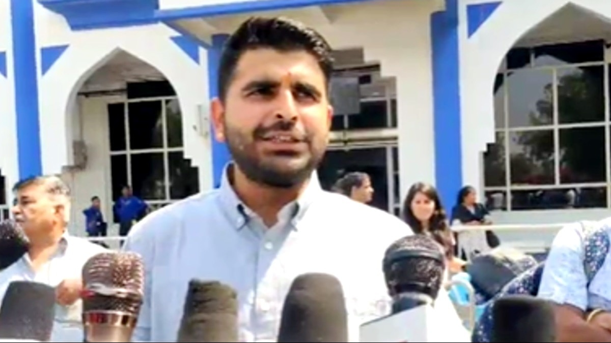 जोधपुर एयरपोर्ट पर मीडिया से मुखातिब हुए रविंद्र सिंह भाटी.