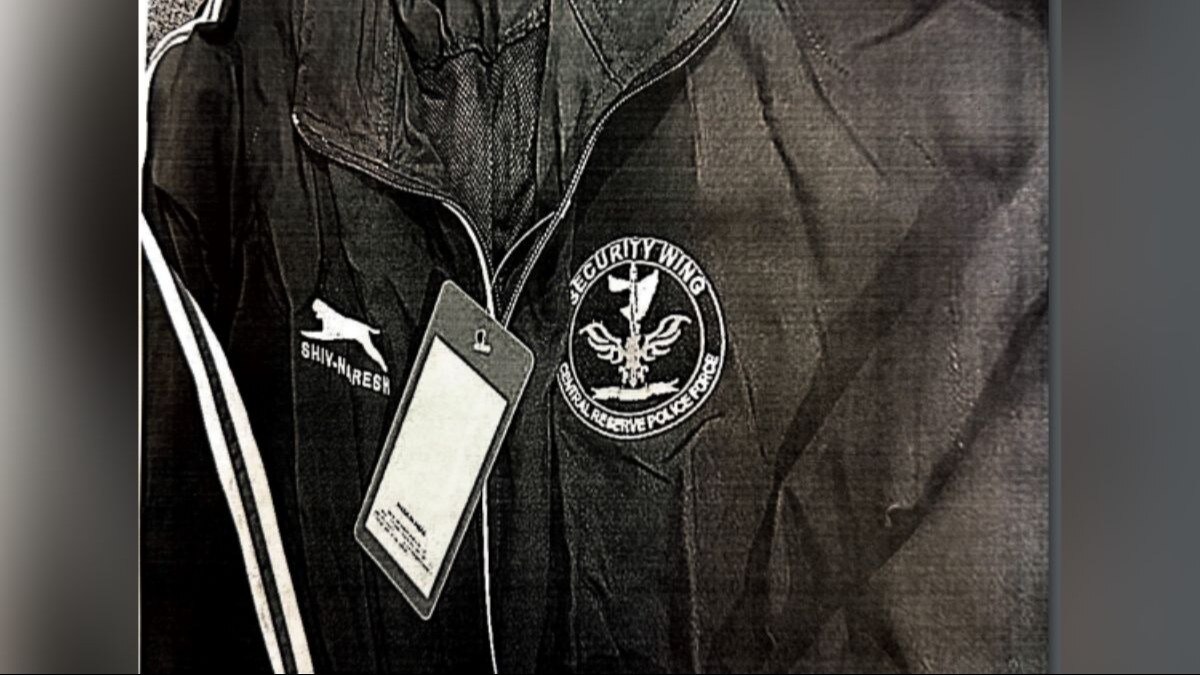 परिवार कल्याण केंद्र पर हो रही थी ट्रैक सूट की बिक्री.