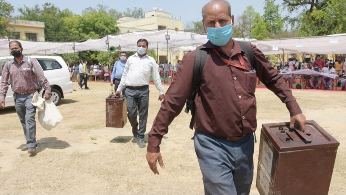 चुनाव मे ड्यूटी पर जाते सरकारी कर्मचारी. (फाइल फोटो)