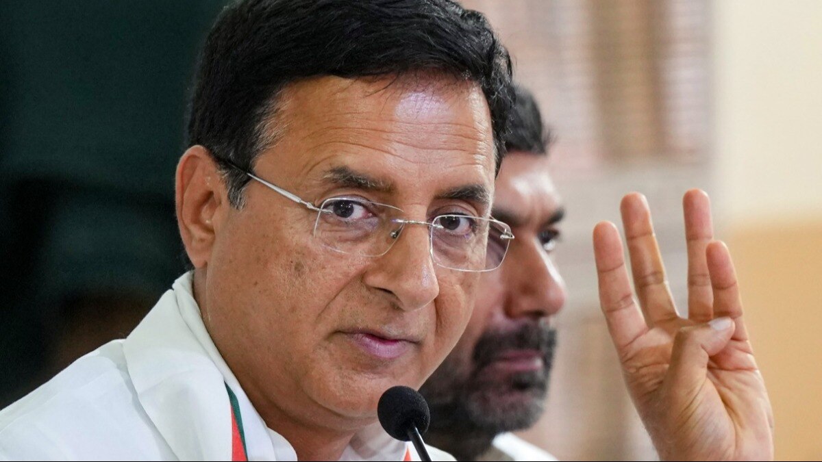 चुनाव आयोग ने हेमा मालिनी पर टिप्पणी मामले में रणदीप सुरजेवाला के चुनाव प्रचार करने पर 48 घंटे का बैन लगाया. (PTI Photo)