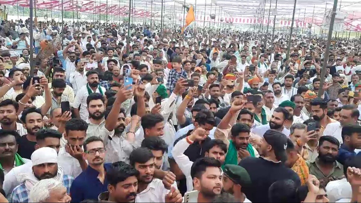 ठाकुर महापंचायत में जुटी भीड़ ने गठबंधन को जिताने का ऐलान किया.