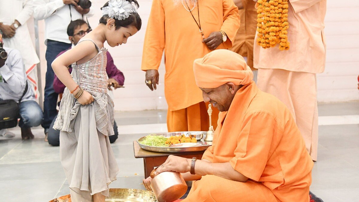 कन्या पूजन करते सीएम योगी