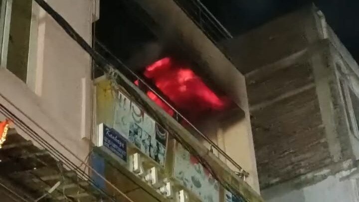 चूड़ियों के गोदाम में लगी भीषण आग