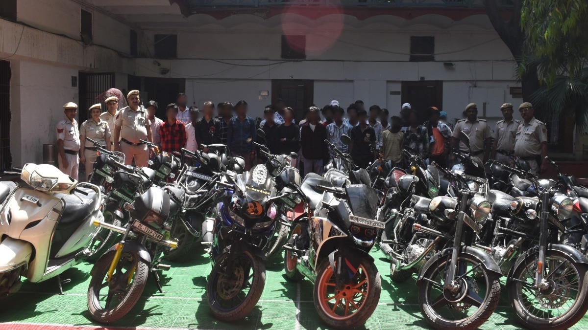 बाइकों से स्टंट कर रहे 28 लोग पकड़े गए 