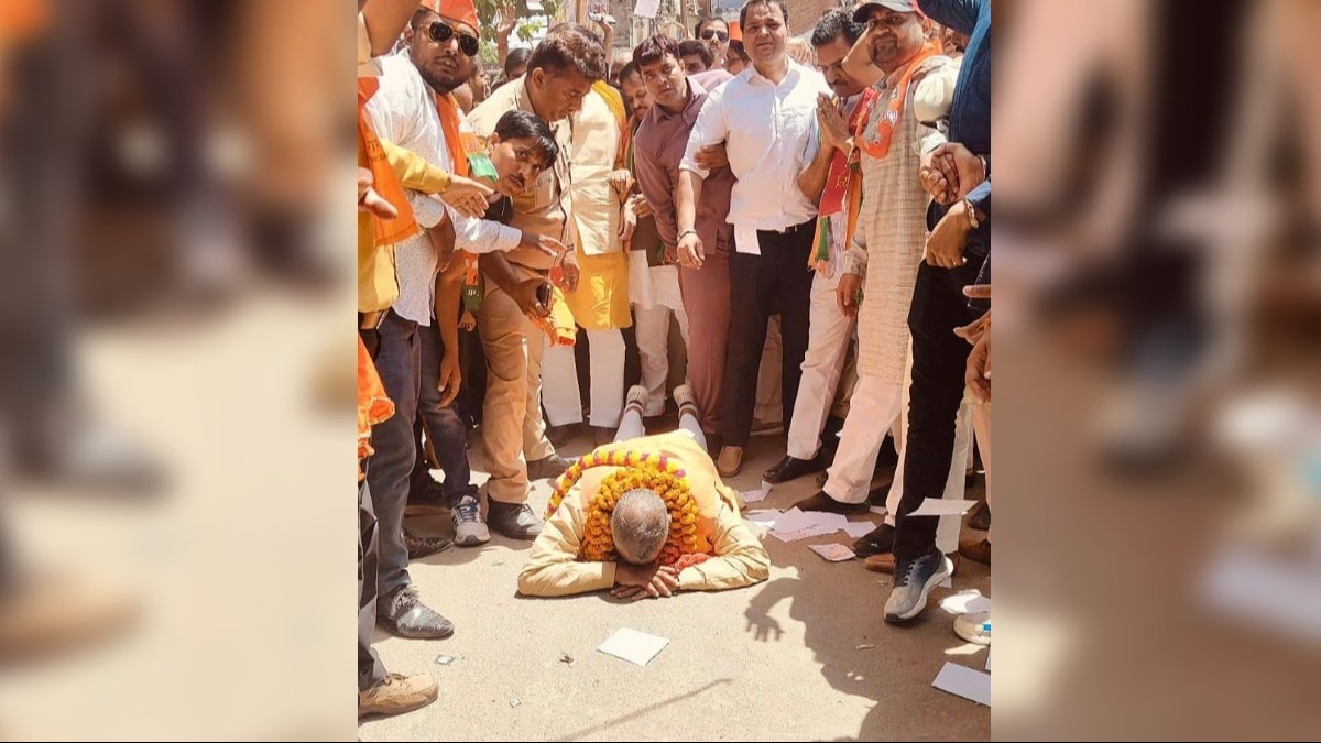 BJP प्रत्याशी देवेंद्र सिंह भोले साष्टांग प्रणाम करते हुए.