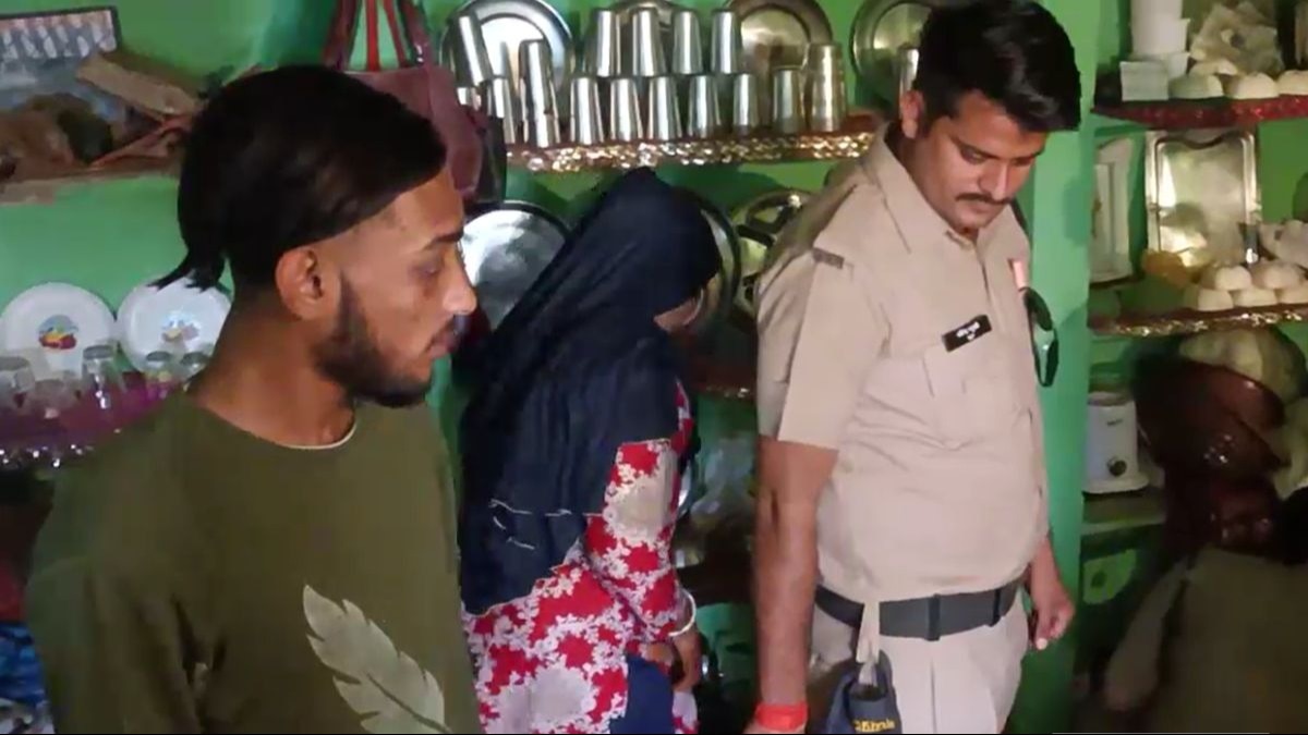 जिस कमरे में बंधक रही लड़की, आरोपी को लेकर वहां पहुंची.