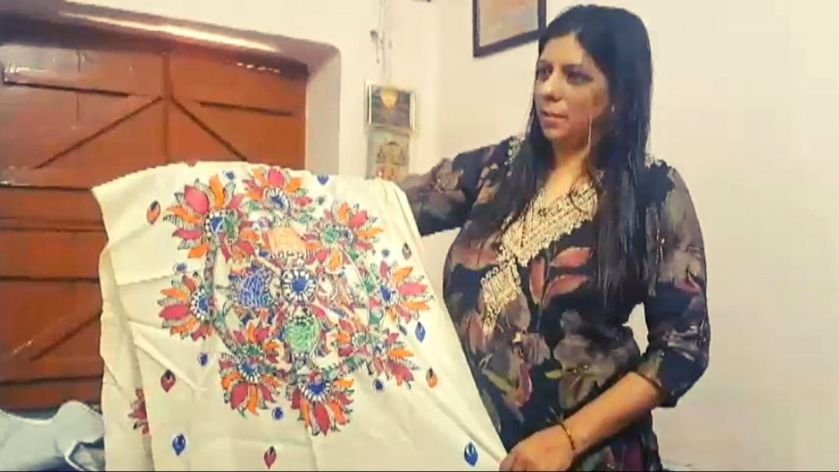 मधुबनी पेंटिंग वाले प्रोडक्ट दिखातीं इप्शा पाठक.