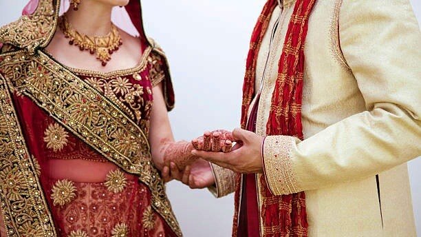 आगरा में पति-पत्नी के बीच विवाद 