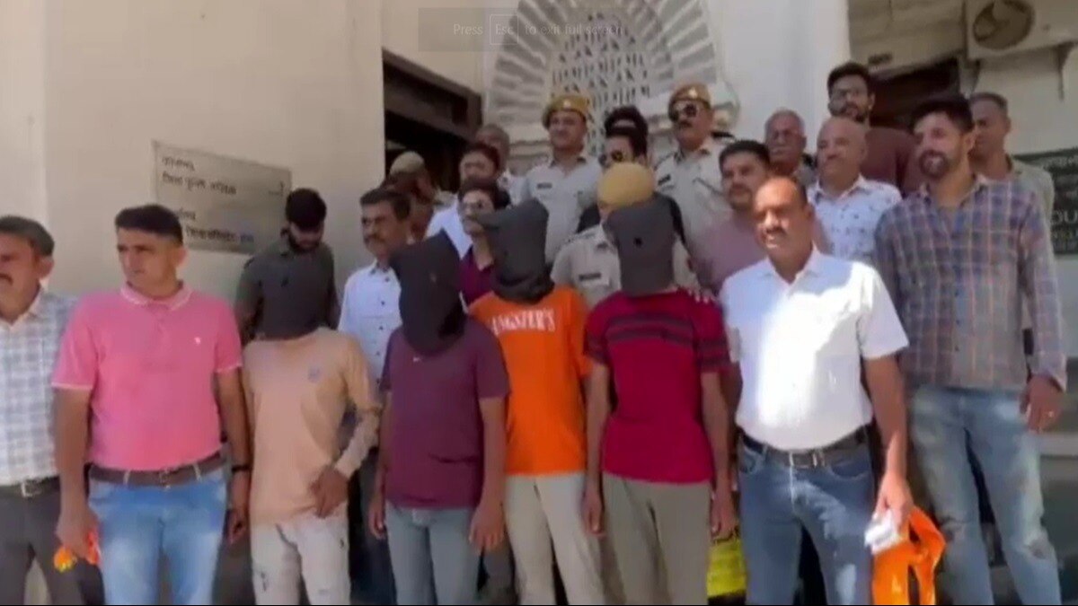 पुलिस की गिरफ्त में लूट के आरोपी