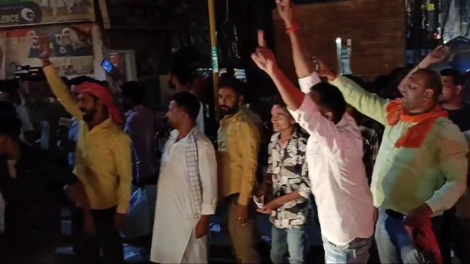 रोड शो के दौरान भिड़ गए तेजस्वी यादव और पप्पू यादव के समर्थक रोड शो के दौरान भिड़ गए तेजस्वी यादव और पप्पू यादव के समर्थक