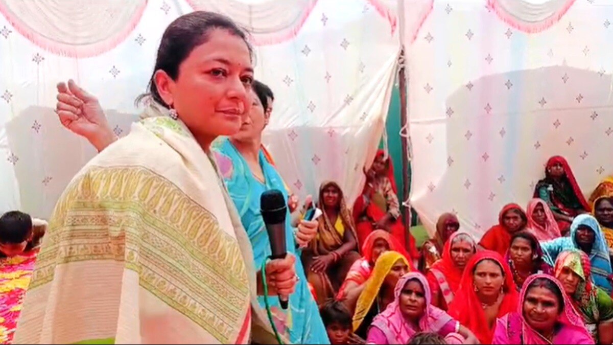महिलाओं को संबोधित करती हुईं प्रियदर्शिनी राजे सिंधिया.