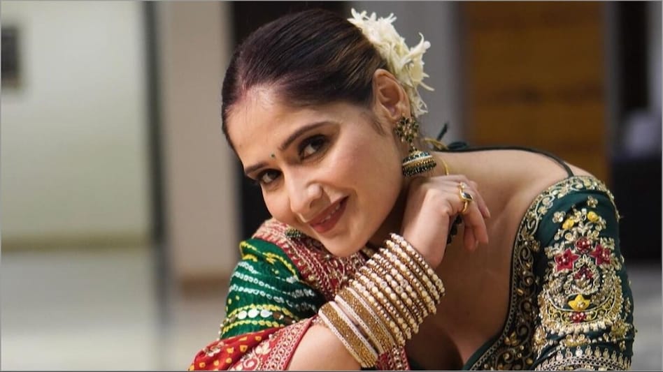 समंदर किनारे चारपाई पर दिए पोज, बॉयफ्रेंड की दुल्हनिया बनेंगी आरती, बोलीं- ऐसा लग रहा... - arti singh mehendi photoshoot on chaarpai at beach grabs eyeballs getting married with bf ...