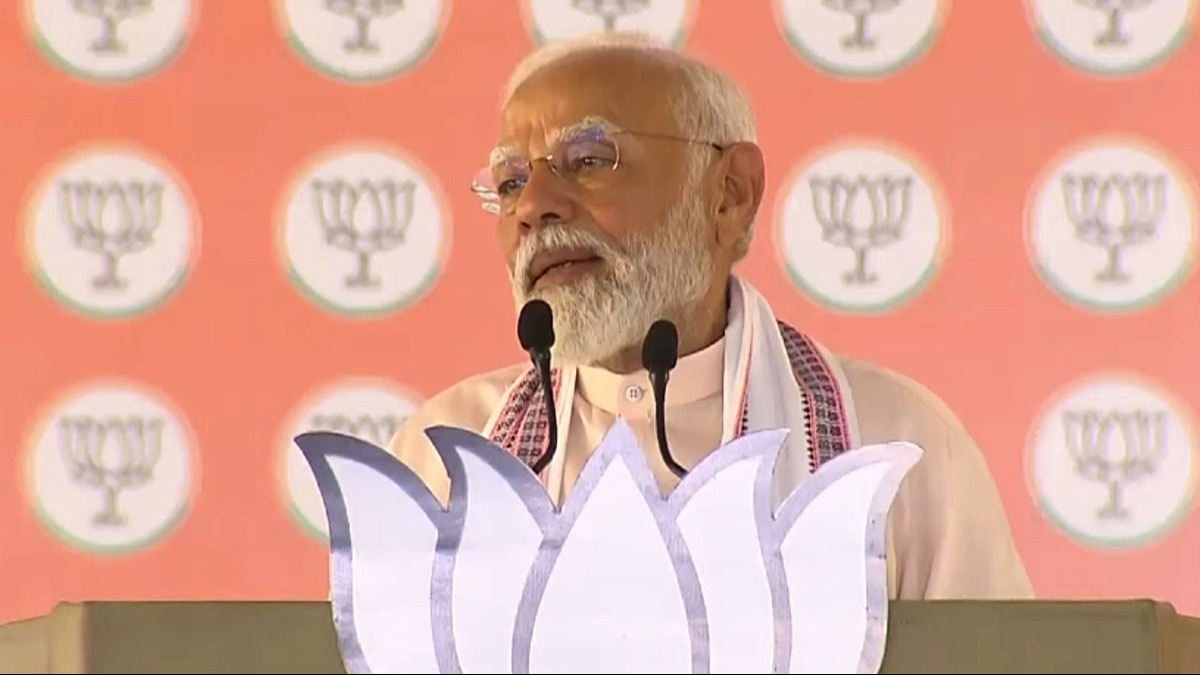 मुरैना में सभा को संबोधित करते PM मोदी.