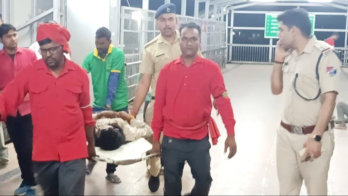 घायल राकेश को स्ट्रेचर पर अस्पताल ले जाते हुए कुली.