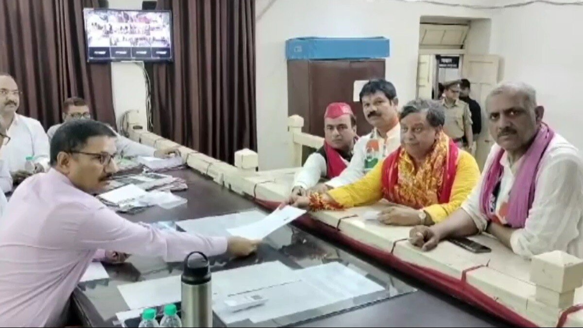  नामांकन पत्र दाखिल करते उम्मीदवार