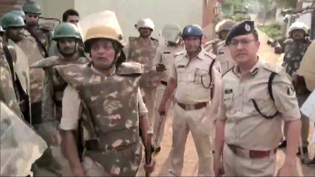 दंगों के बाद गांव में भारी पुलिसबल तैनात किया गया था.