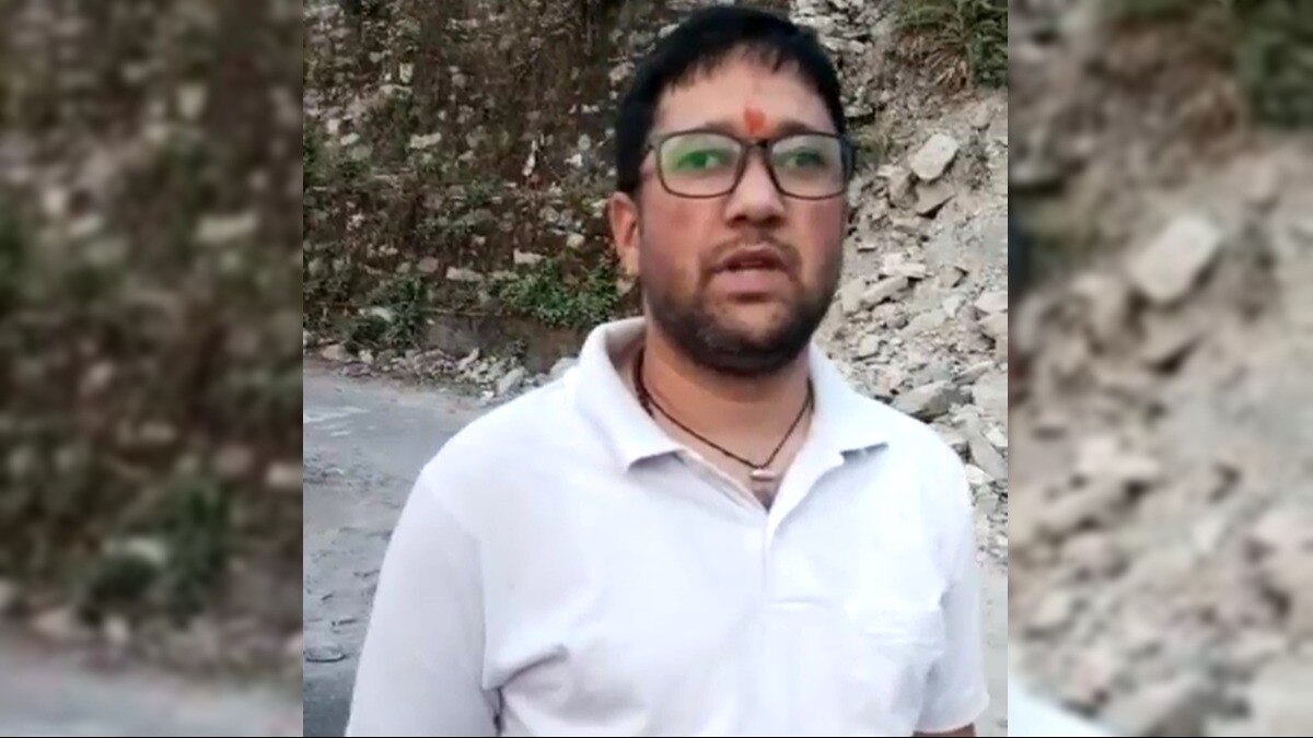 ग्राम प्रधान संदीप खुल्वे ने बताया कि उन्हें जान से मारने की धमकी दी गई है. 