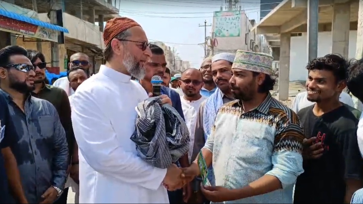 चुनाव प्रचार के दौरान लोगों से बात करते असदुद्दीन ओवैसी. 