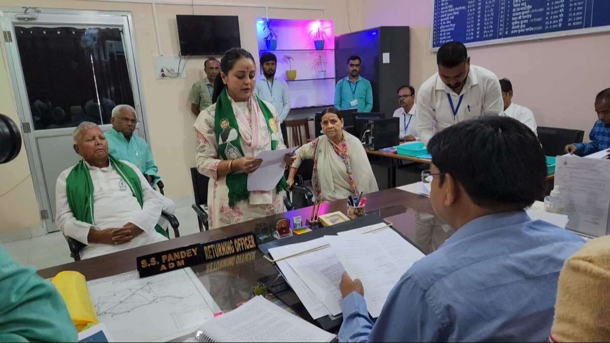  पिता के साथ नामांकन के लिए जाती रोहिणी आचार्य