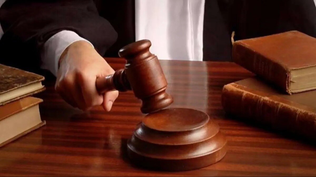 दिल्ली हाई कोर्ट ने एमसीडी कमिश्नर को नगर निगम के स्कूलों में तुरंत कॉपी, किताब और यूनिफॉर्म मुहैया कराने को कहा. (प्रतीकात्मक तस्वीर)