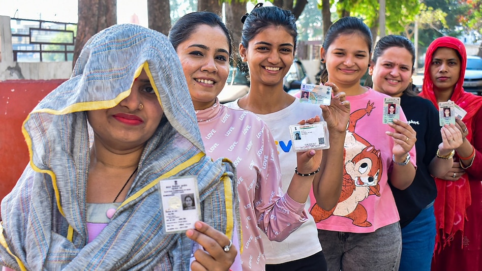 Lok Sabha Election 2024 : चुनाव आयोग ने जारी किया पहले दो फेज का फाइनल आंकड़ा , मतदान प्रतिशत में बढ़ोतरी, TMC ने उठाए सवाल ... 1 दो फेज के वोटिंग टर्नआउट का फाइनल ...