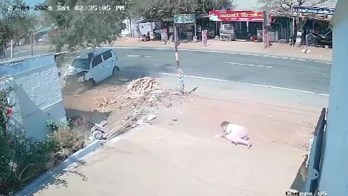 सड़क पार कर रही महिला को कार ने मारी टक्कर