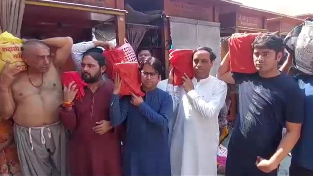 हरिद्वार पहुंचे पाकिस्तानी हिंदू.