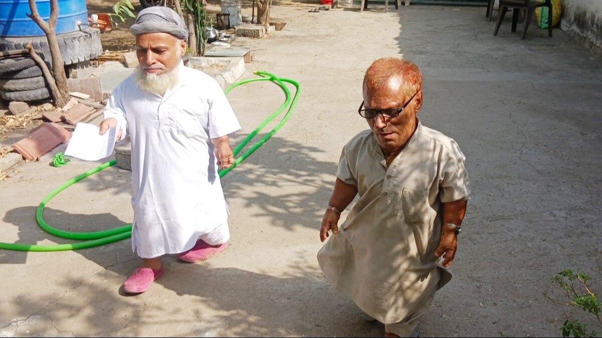 वोटिंग करने पहुंचे समीउल्लाह और हबीबुल्लाह. (फोटो:aajtak)