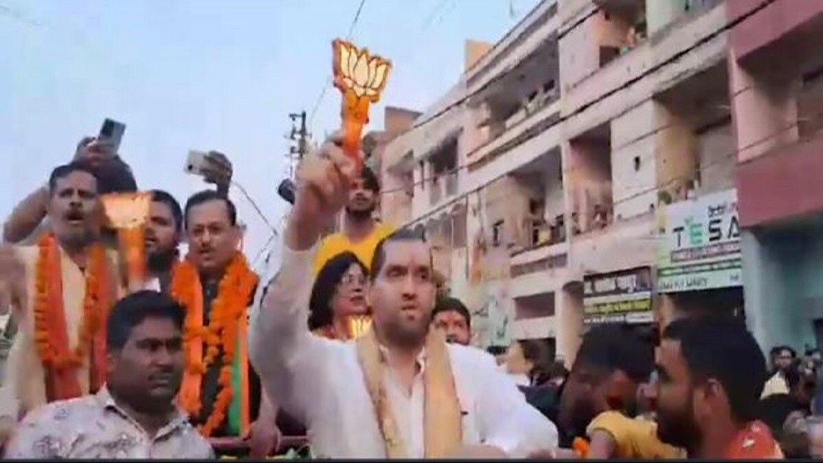 कानपुर में खली ने किया चुनाव प्रचार