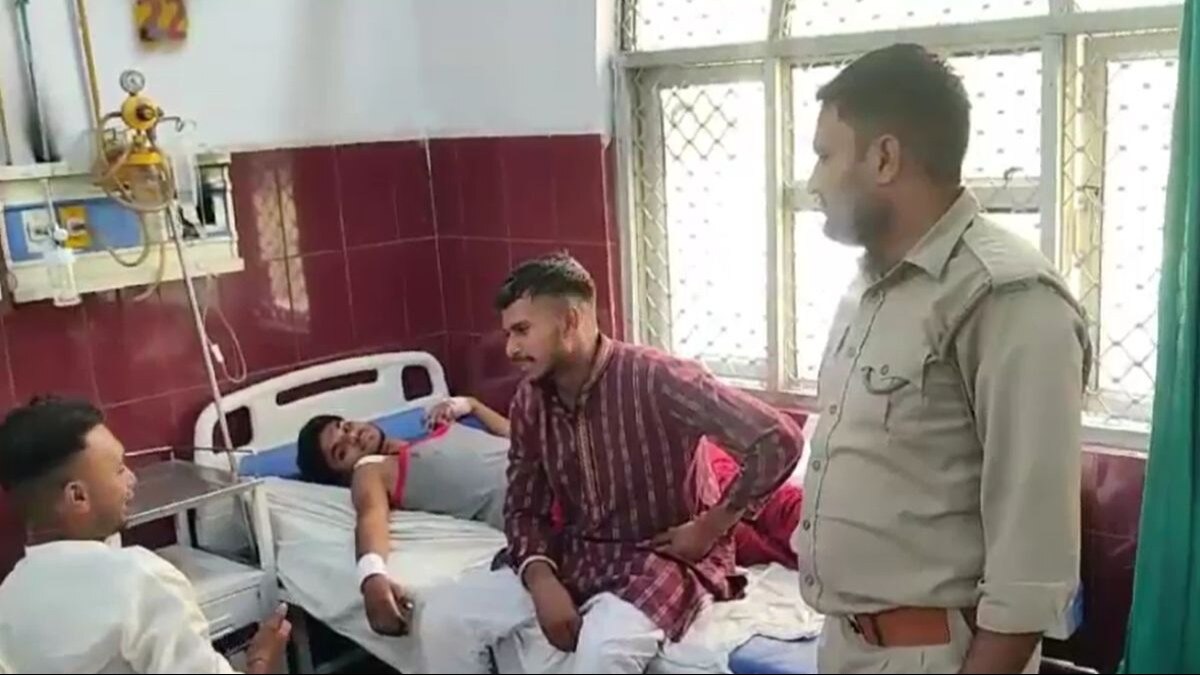 अस्पताल में भर्ती दूल्हा से पूछताछ करती पुलिस.