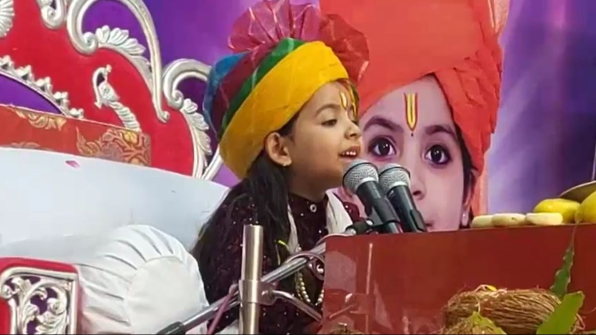 व्यासपीठ पर छह साल की कथावाचक कृष्णा किशोरी.