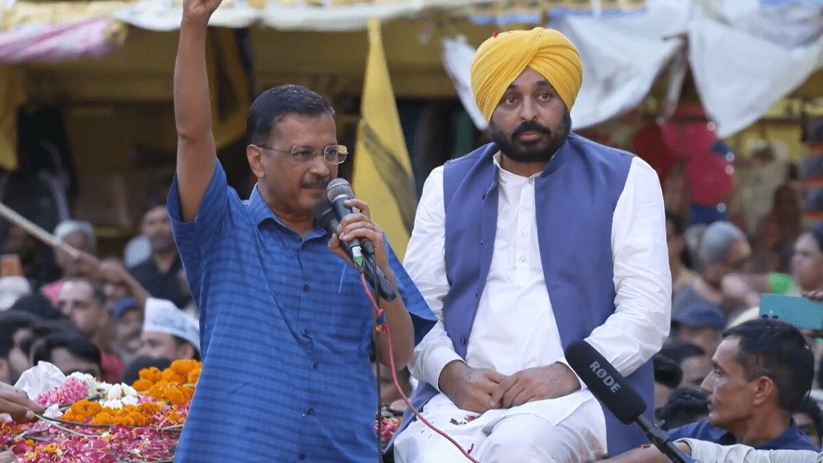 दिल्ली के महरौली में केजरीवाल ने रोड शो किया
