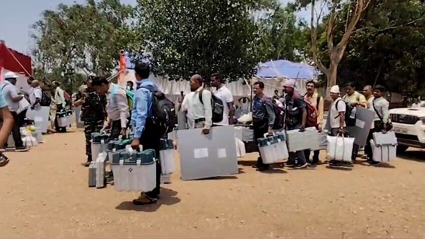 चाइबासा में चुनाव के लिए मतदान कर्मी रवाना