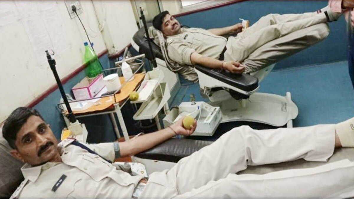 गोलीकांड के घायलों को पुलिस ने खून दिया. 