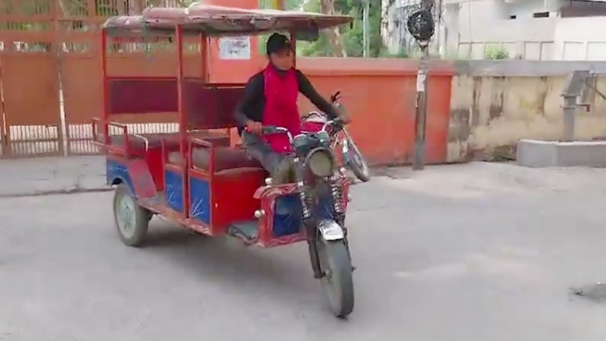ई-रिक्शा चलाकर घर चला रही हैं निकिता 