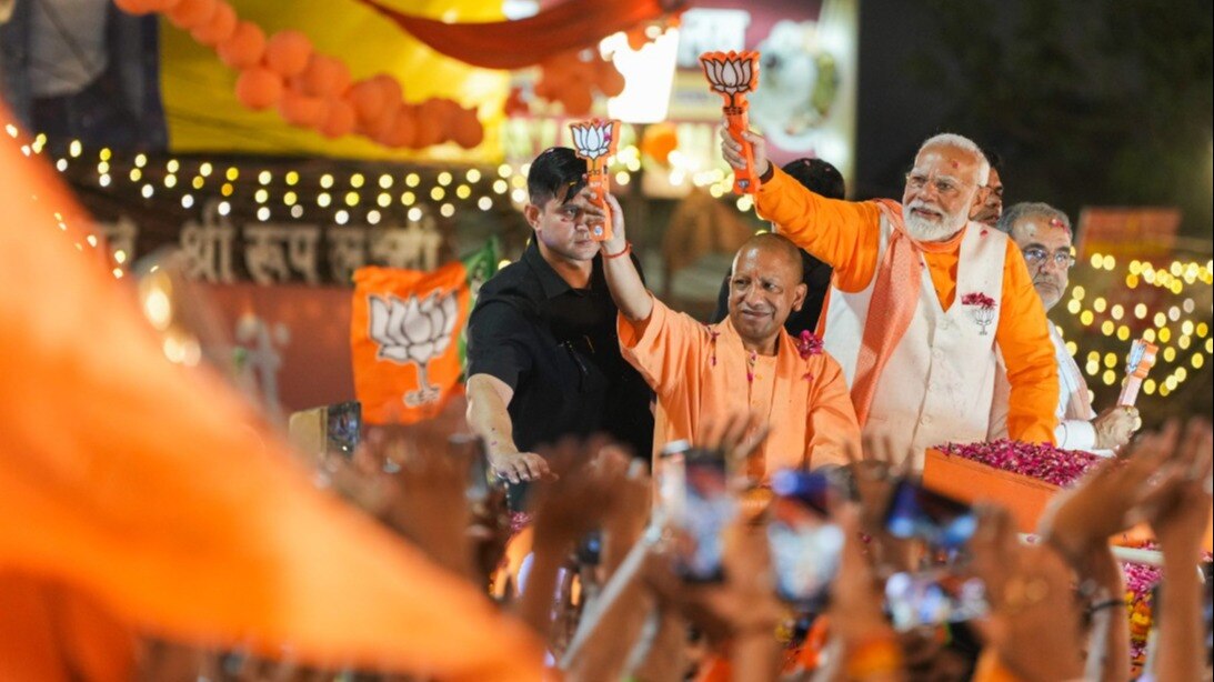 पीएम मोदी ने वाराणसी में किया रोड शो