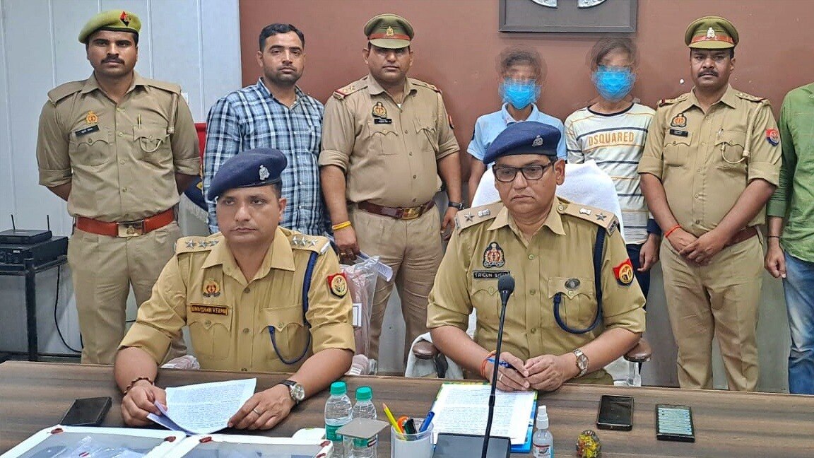 मथुरा पुलिस की गिरफ्त में दोनों आरोपी (मास्क में) 