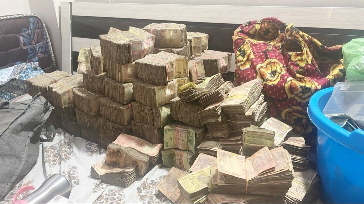 छापे में बरामद कैश.