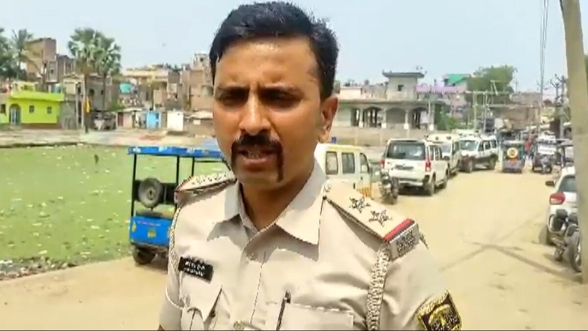 घटना के बारे में जानकारी देते सौरबाजर के थानाध्यक्ष अविनाश कुमार सिंह.