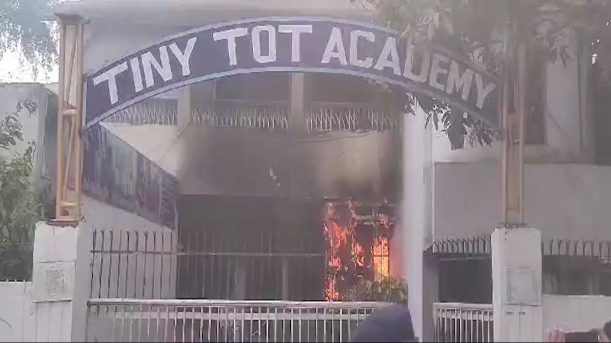 लोगों ने स्कूल में लगा दी आग. 