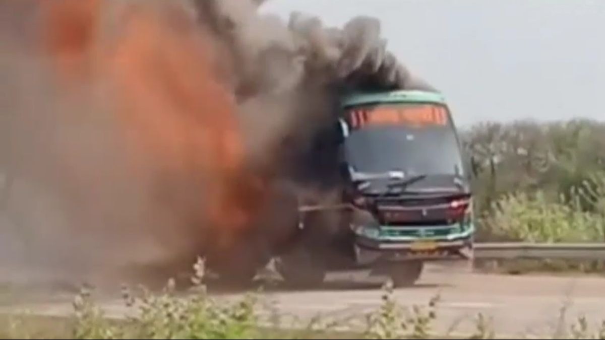 चलती बस में लगी भीषण आग. 