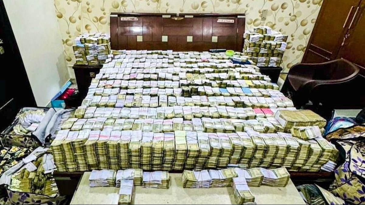 आगरा में जूता व्यापारियों के परिसरों की तलाशी के दौरान बरामद कैश. (Photo: PTI)