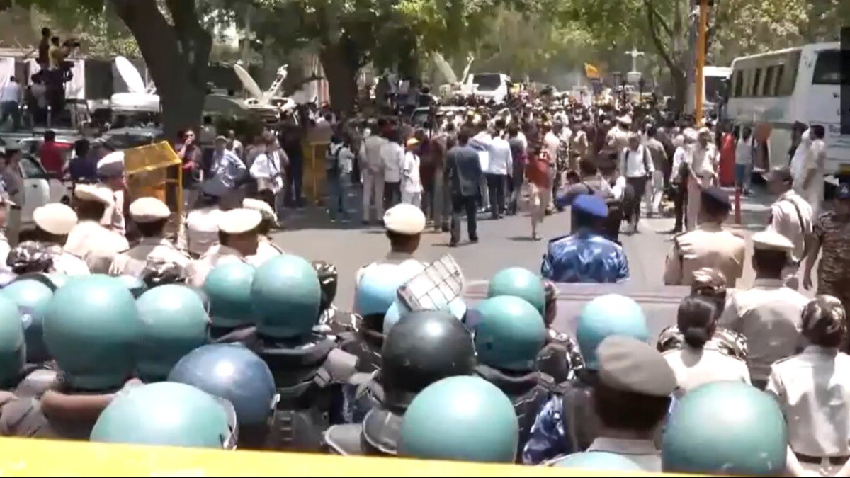 सीएम केजरीवाल के नेतृत्व में बीजेपी मुख्यालय की तरफ कूच कर रही है आम आदमी पार्टी