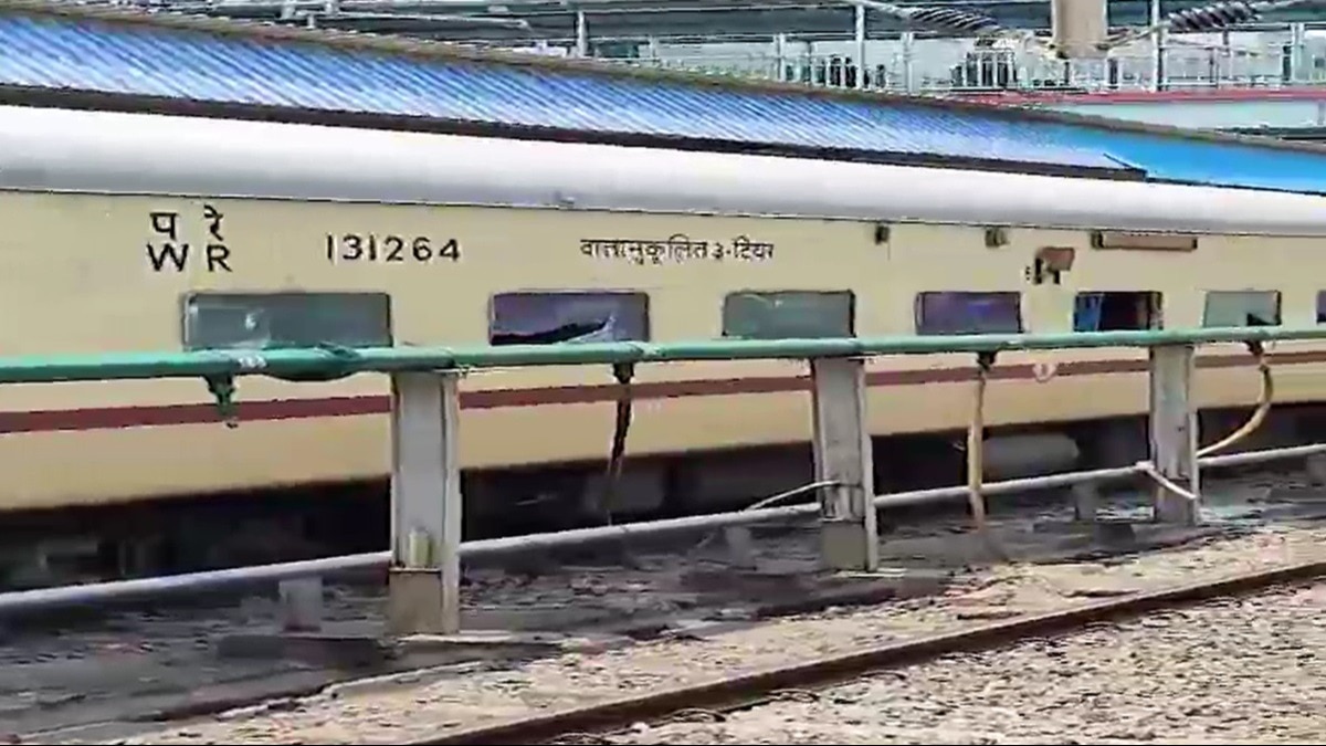 क्षतिग्रस्त ट्रेन