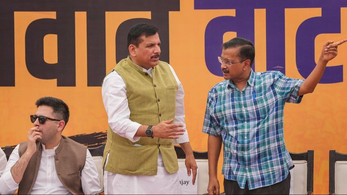 राघव चड्ढा , संजय सिंह और अरविंद केजरीवाल आम आदमी पार्टी के एक कार्यक्रम में